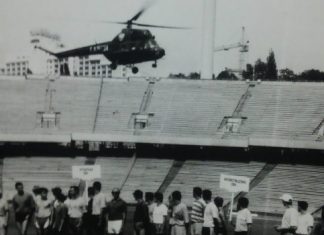 Вищий пілотаж військових льотчиків на стадіоні