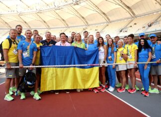 Світова легка атлетика передала жердини та яму для стрибків в Україну