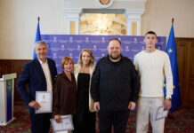 Голова Верховної Ради України Руслан Стефанчук вручив за ініціативи Ольги Саладухи парламентські подяки представникам легкоатлетичної спільноти